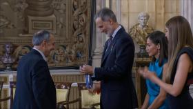 Xosé Lois Foxo recibe la Orden del Mérito Civil en el Palacio Real.