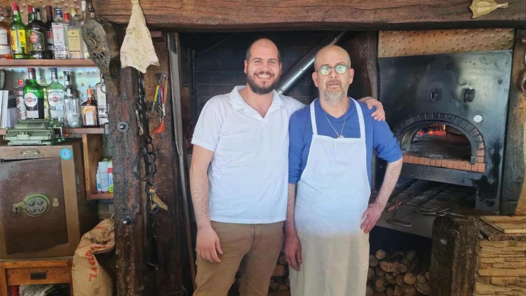 Juan junto a su hijo Hervé, en su restaurante: O Carro.