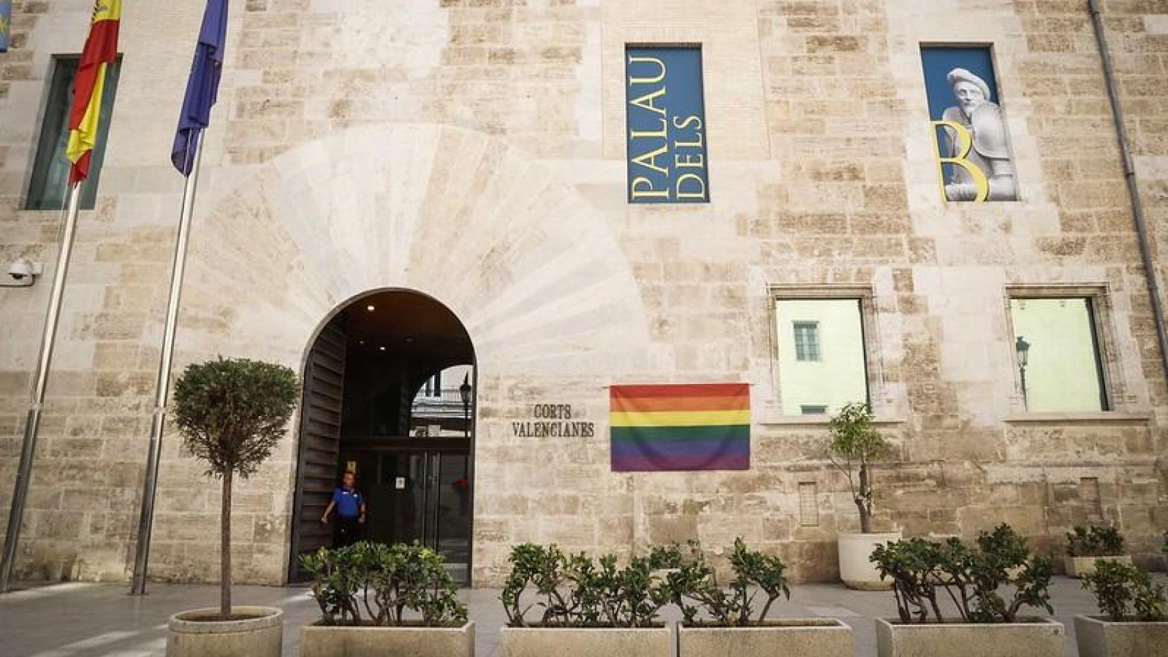 Imagen de archivo de la bandera LGTBI en las Cortes Valencianas