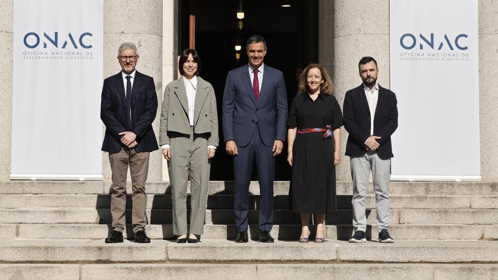 El presidente del gobierno, Pedro Sánchez (c), la ministra de Ciencia, Innovación y Universidades, Diana Morant (2i), y la presidenta del CSIC, Eloísa del Pino