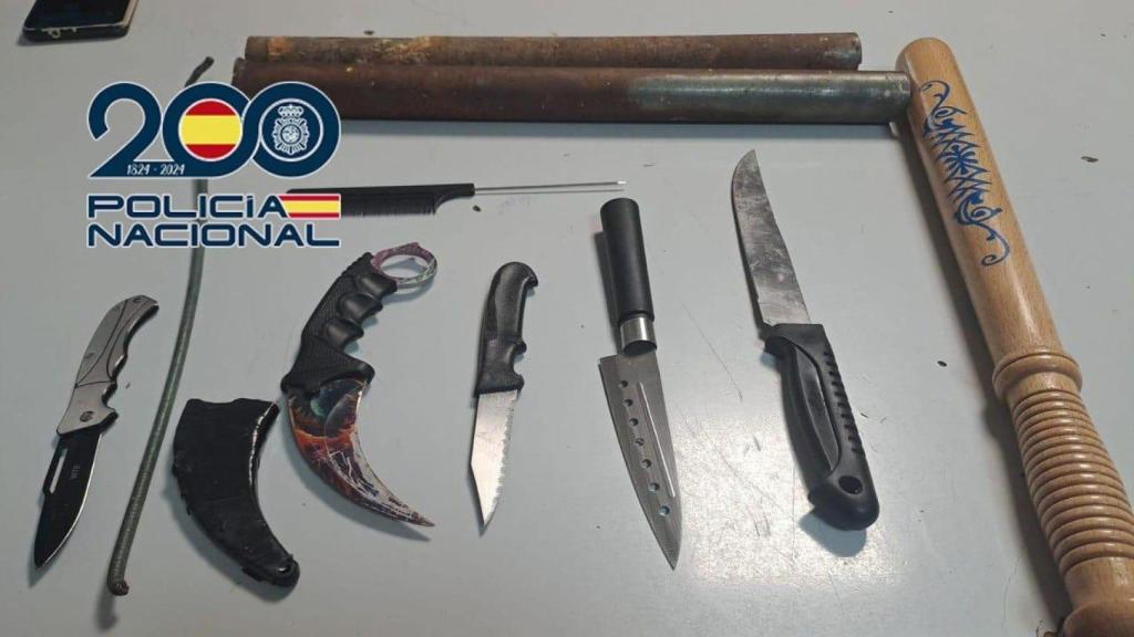 El arsenal de navajas, cuchillos, bates de béisbol y varas metálicas que la Policía Nacional intervino a los menores.