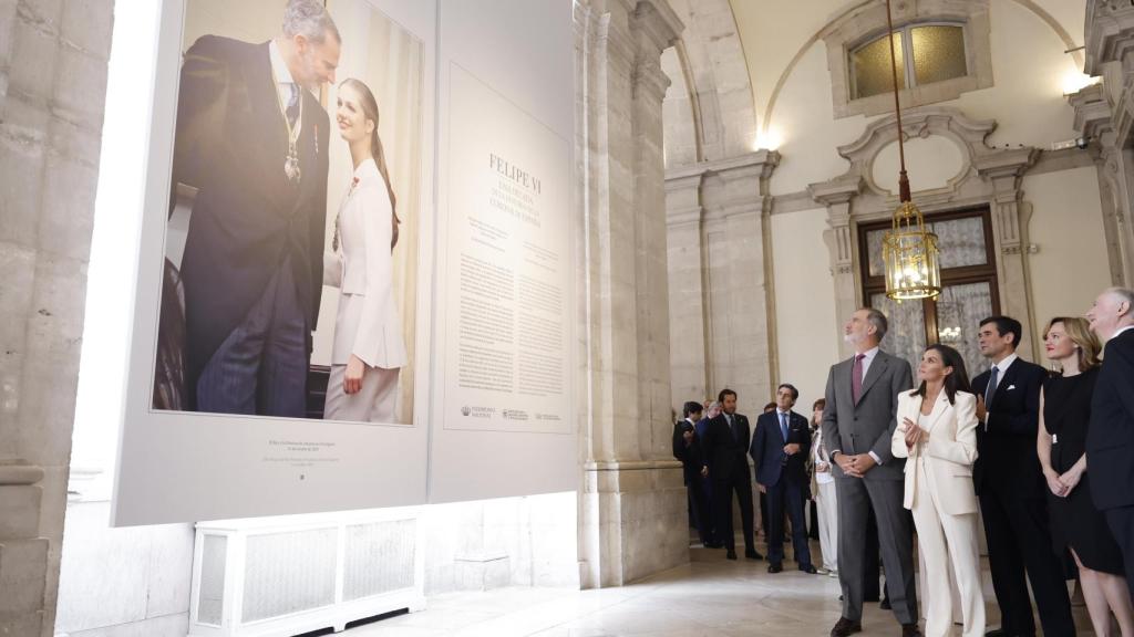 Felipe VI y Letizia en uno de los puntos de la exposición.