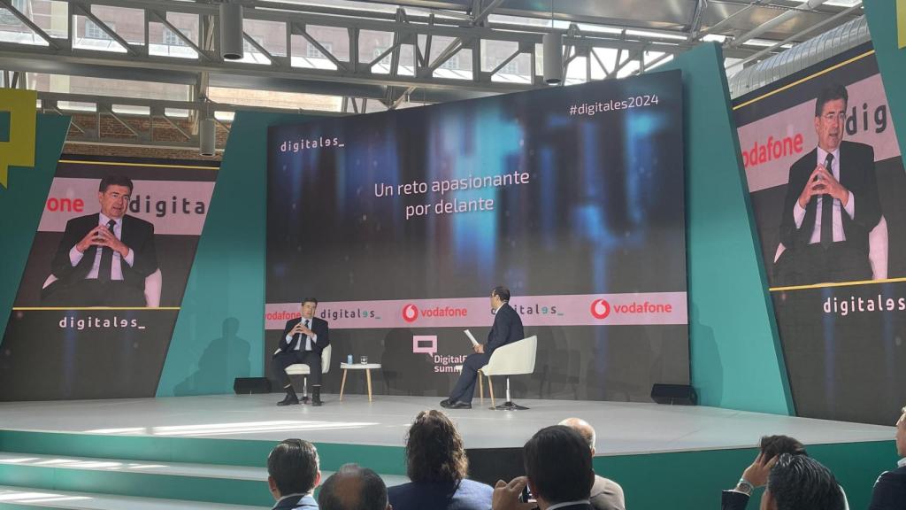 El CEO de Vodafone, José Miguel García, en su conversación junto a Alfonso Muñoz, periodista de EL ESPAÑOL-Invertia.