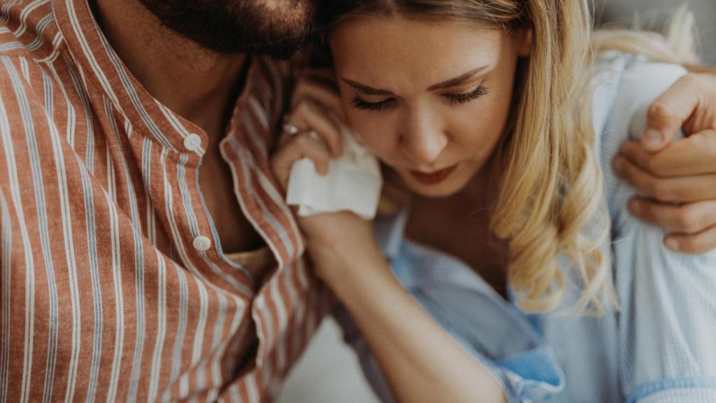 Mujer disgustada sobre el pecho de su pareja.