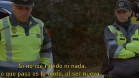 La Guardia Civil multa a un motorista por caerse y las redes denuncian el abuso policial de este cuerpo