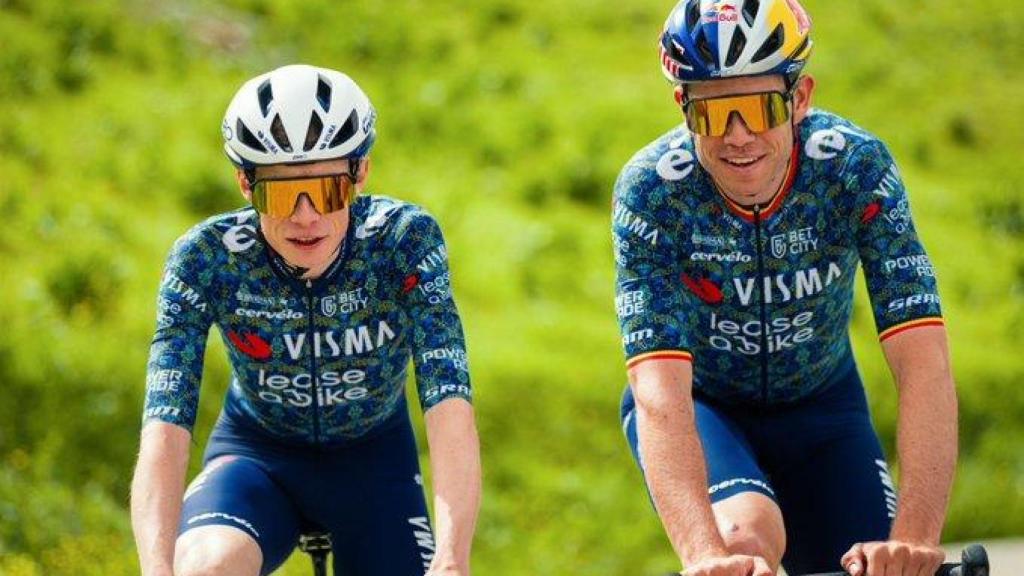 Jonas Vingegaard, junto a Wout van Aert.