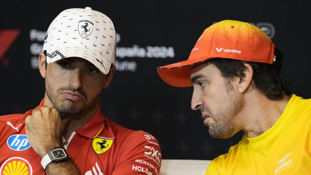 Fernando Alonso y Carlos Sainz conversan durante la rueda de prensa del GP de España de Fórmula 1