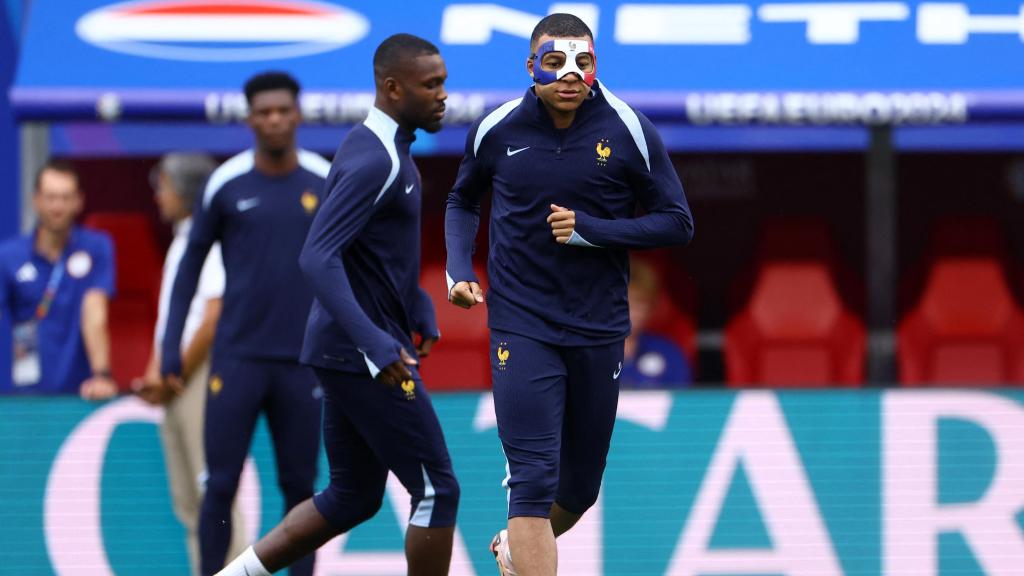 Mbappé entrenando con su nueva máscara