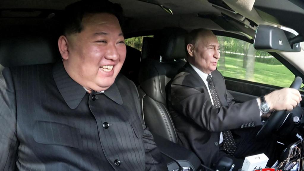 Kim Jong-un y Vladímir Putin en un coche durante la visita del presidente ruso a Pionyang.