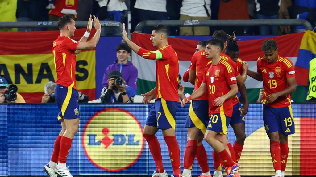 España celebra el gol ante Italia.