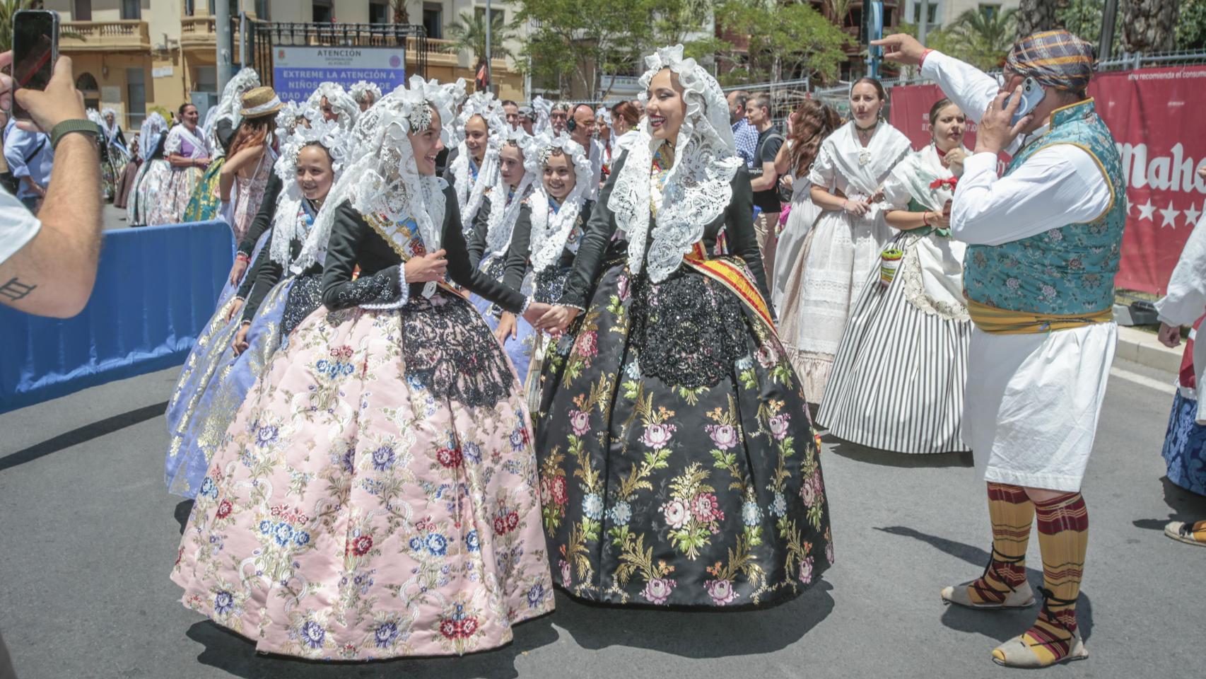 Las Belleses del Foc durante una de las mascletàs de Alicante.