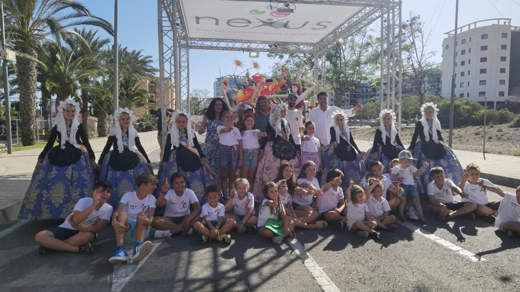 La comisión y las autoridades en la recepción del premio a la mejor hoguera infantil a Baver Els Antigons.