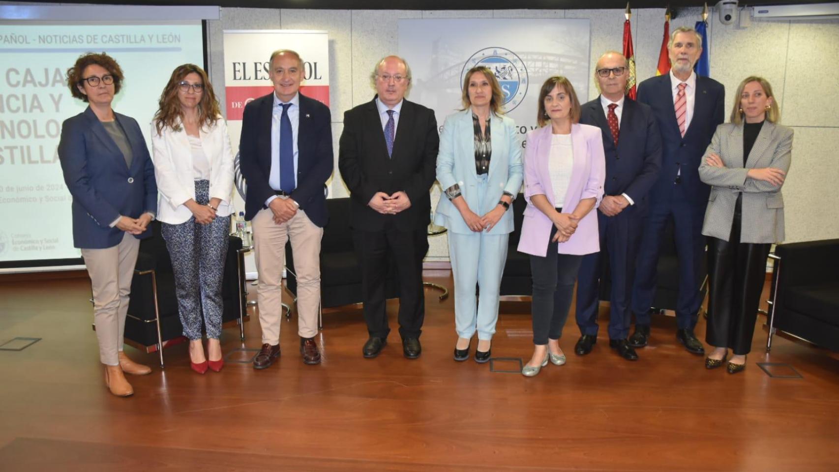 Mar Siles Lucas, Sonia Pérez, Antonio Largo, Enrique Cabero, Rocío Lucas, Silvia García, Carlos Velasco, Manuel Pérez Mateos y Blanca Ares, en el foro 'Año Cajal: ciencia y tecnología en Castilla y León'