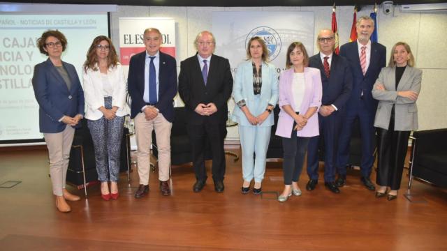 Mar Siles Lucas, Sonia Pérez, Antonio Largo, Enrique Cabero, Rocío Lucas, Silvia García, Carlos Velasco, Manuel Pérez Mateos y Blanca Ares, en el foro de EL ESPAÑOL- Noticias de Castilla y León