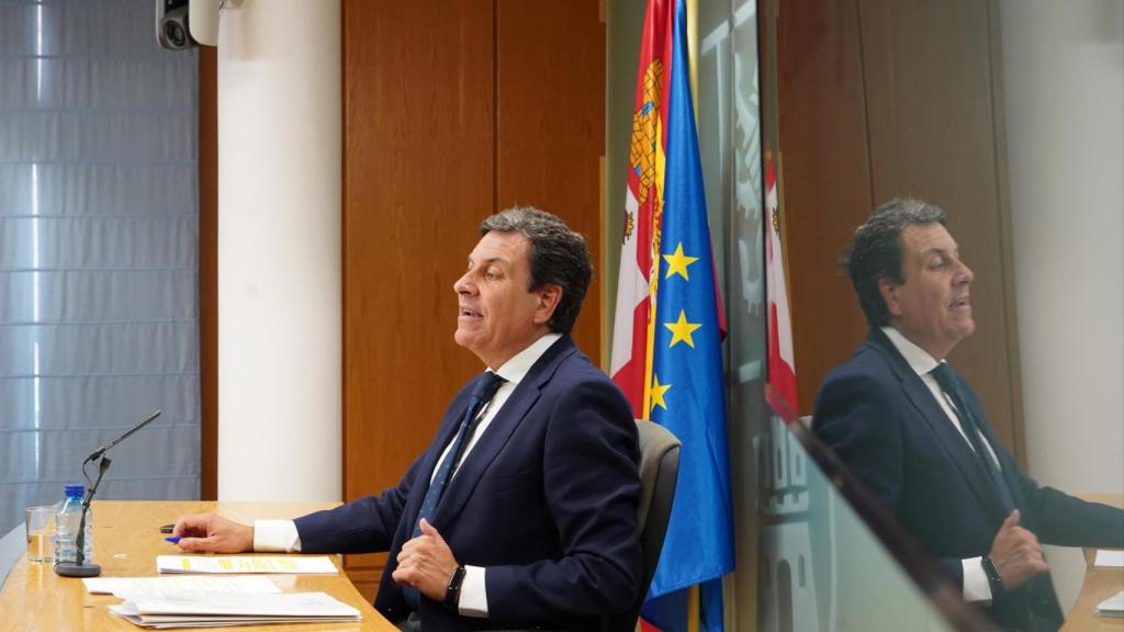 El consejero de Economía y Hacienda y portavoz, Carlos Fernández Carriedo, comparece en rueda de prensa posterior al Consejo de Gobierno.