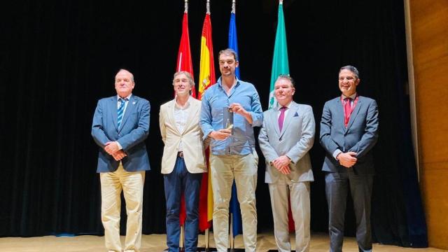 El concejal de Barrios y Sostenibilidad Ambiental, Gabriel Cobos recoge el premio Escoba de Oro
