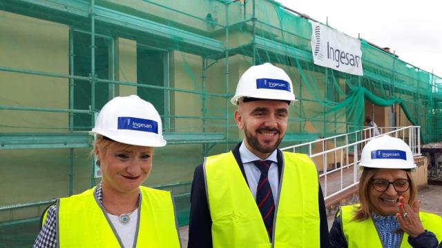 Visita del director de calidad e infraestructuras sanitarias de la Junta, Álvaro Muñoz, junto a Leticia García y Monserrat Chimeno