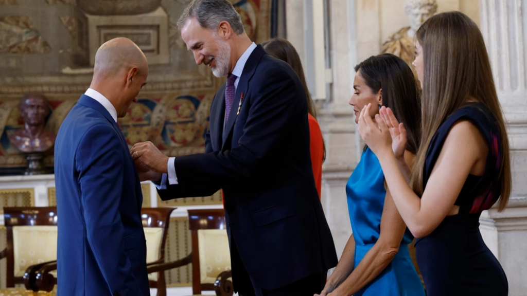El rey Felipe VI condecora a Esteban Arostegui con la Orden del Mérito Civil.