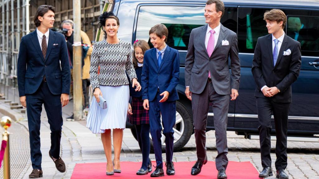 Nicolás de Dinamarca junto a su padre, la princesa Marie y sus hermanos en el Jubileo de la reina Margarita.