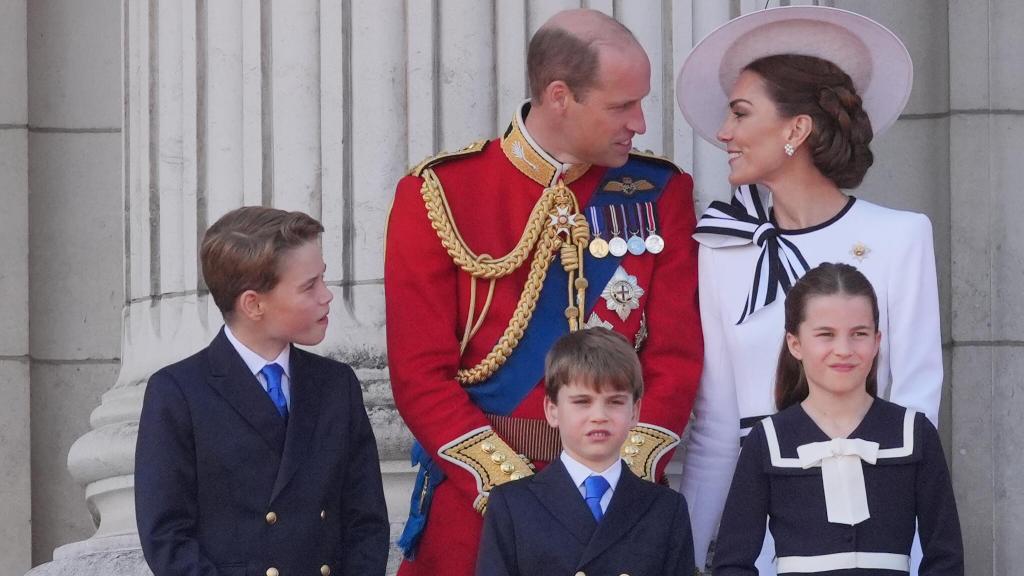 El príncipe Guillermo y Kate Middleton junto a sus tres hijos en el Trooping The Colour.