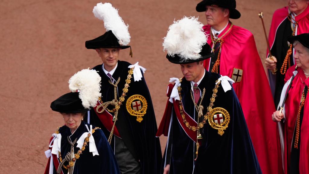 El príncipe Guillermo junto a sus tíos Ana y Eduardo en el servicio de la Orden de la Jarretera.