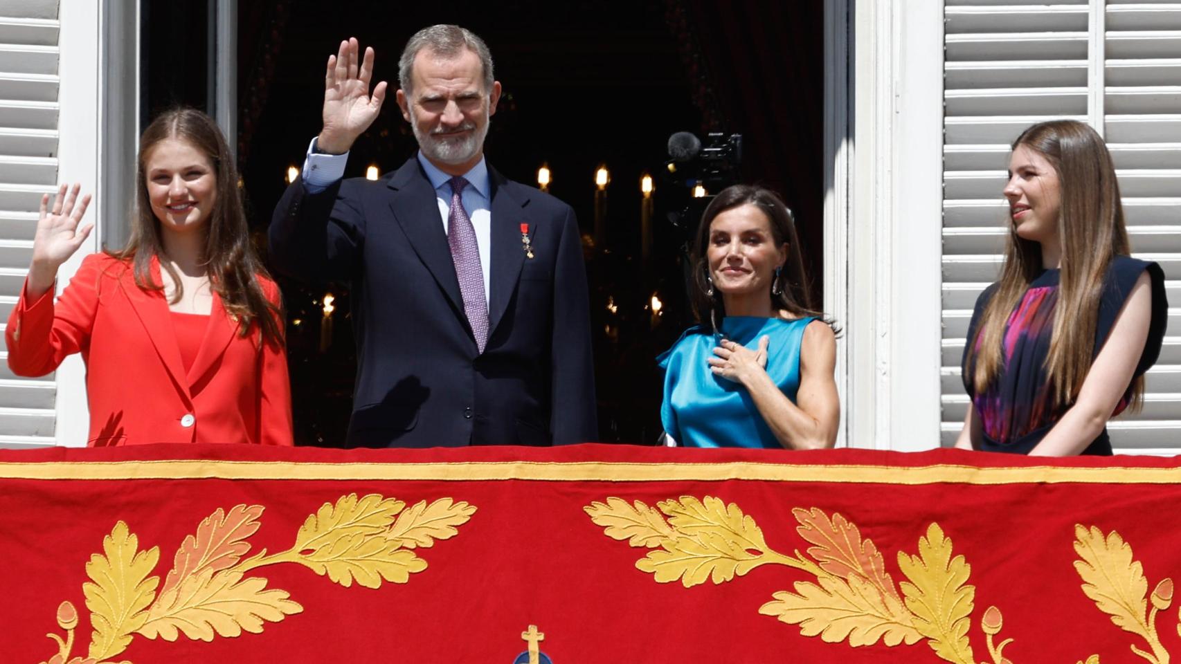 La Familia Real saludando desde el balcón en el décimo aniversario de Felipe VI como Rey de España.