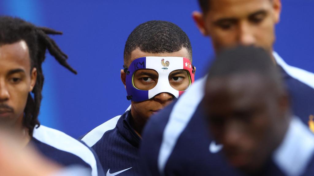 Mbappé junto a la Selección Francesa entrenando para su segundo encuentro en la Euro2024 contra Países Bajos