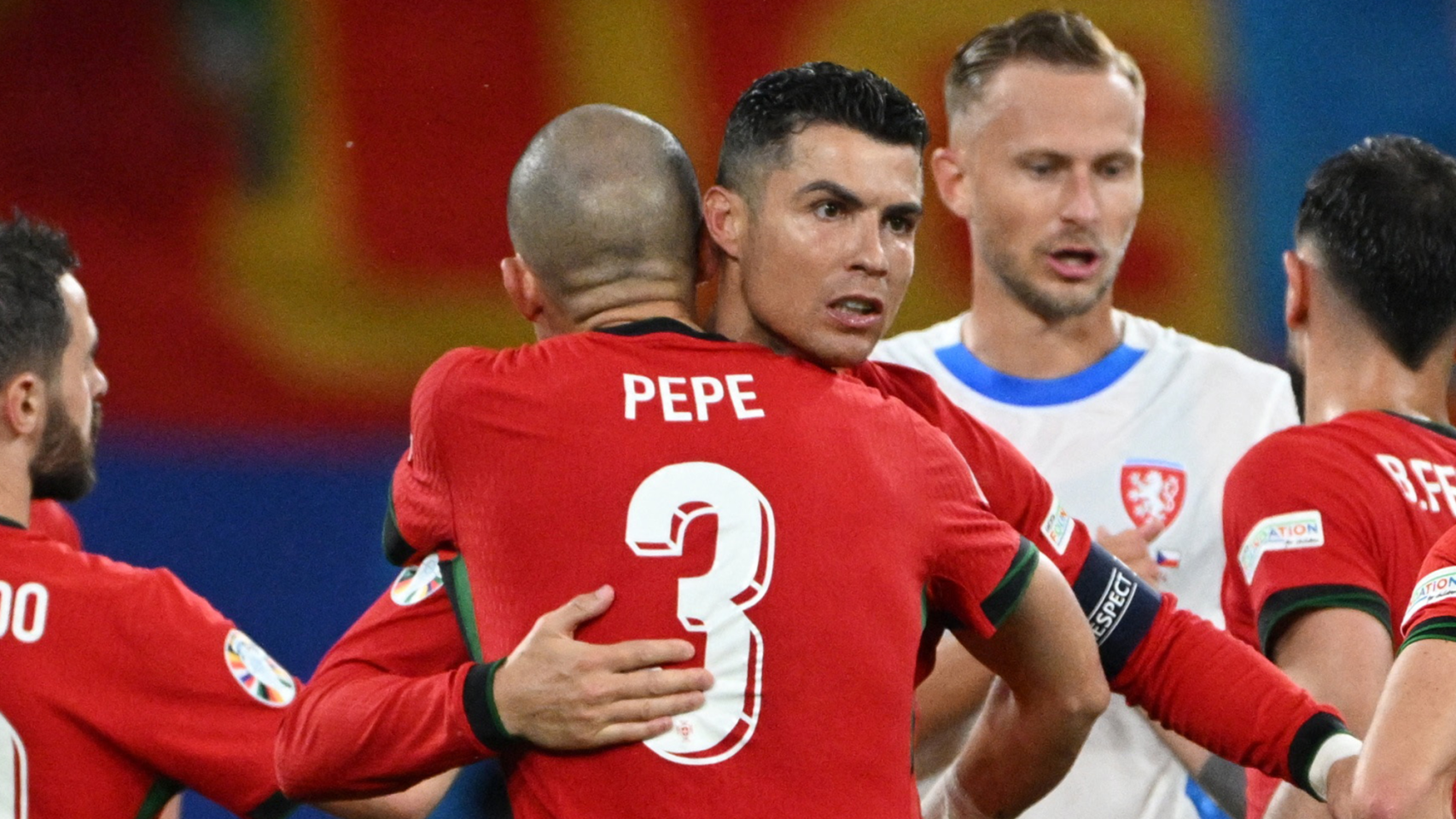 Cristiano Ronaldo abraza a Pepe