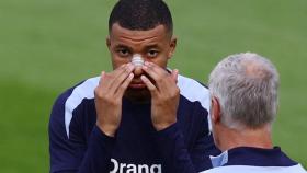 Kylian Mbappé entrenando con Francia tras romperse la nariz