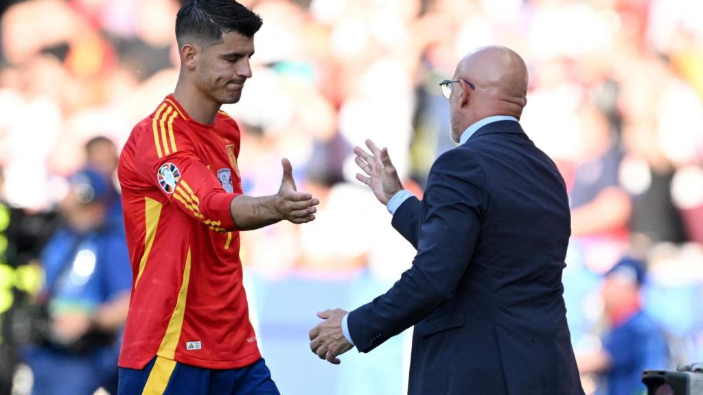 Álvaro Morata y Luis de la Fuente se saludan tras un partido de España en la Eurocopa.