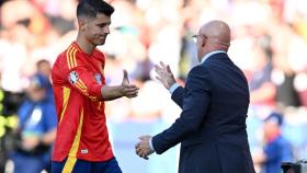 Álvaro Morata y Luis de la Fuente se saludan tras un partido de España en la Eurocopa.