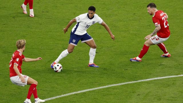 Bellingham durante el partido entre Dinamarca e Inglaterra de la Eurocopa.