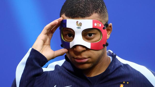 Mbappé entrena con una nueva máscara para la Euro2024