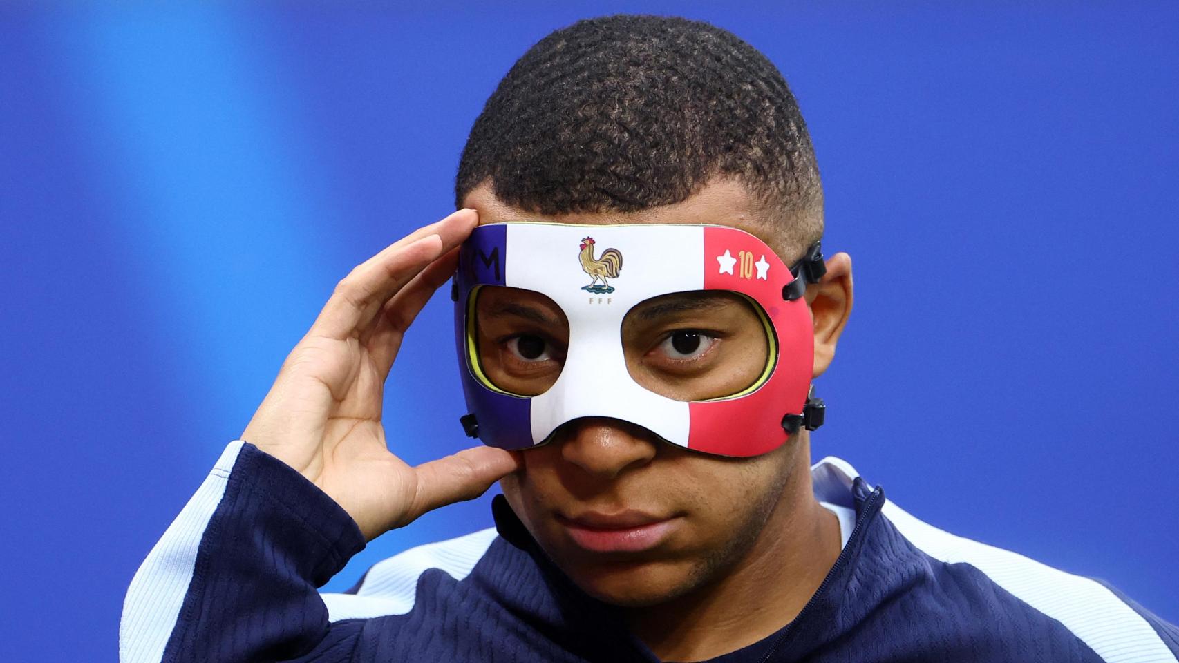 Mbappé entrena con una nueva máscara para la Euro2024