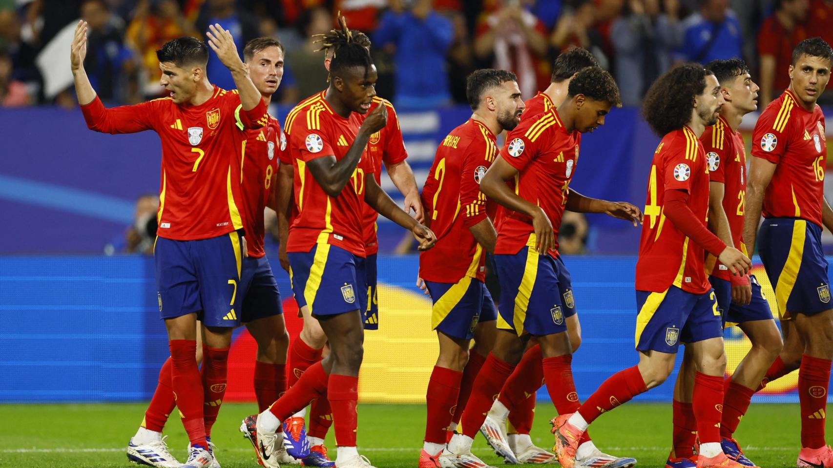 Los jugadores de la selección española celebran el gol en propia de Calafiori.