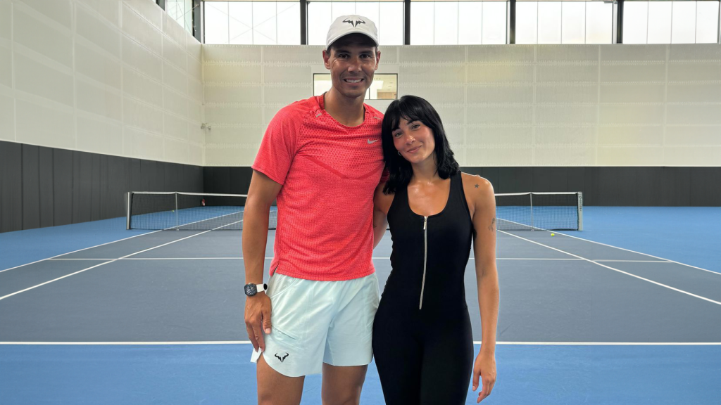 Nadal y Aitana posan durante su encuentro en la Rafa Nadal Academy.