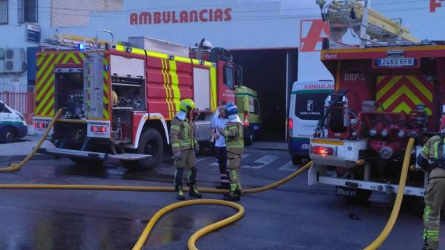 Los bomberos de Toledo trabajando en el exterior de la nave de Ambulancias Finisterre. Foto: Bomberos Ayuntamiento de Toledo.
