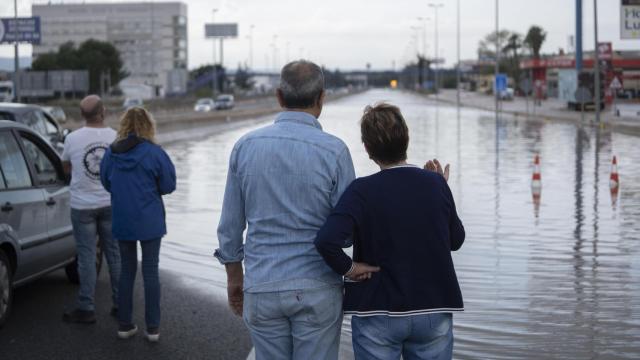 Varias personas observan un tramo de autovía durante una inundación en Valencia en 2022.