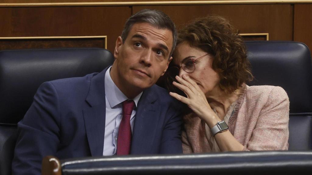 El presidente Sánchez escucha a la ministra de Hacienda, María Jesús Montero, este jueves en el Congreso.