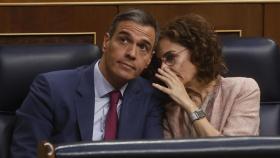 El presidente Sánchez escucha a la ministra de Hacienda, María Jesús Montero, este jueves en el Congreso.