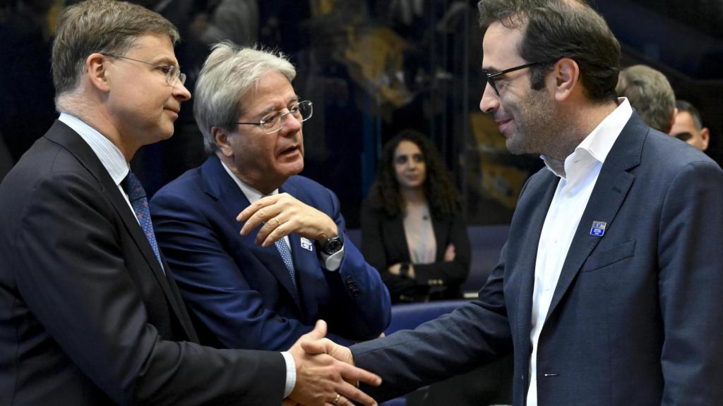 El ministro de Economía, Carlos Cuerpo, saluda a los comisarios Valdis Dombrovskis y Paolo Gentiloni durante el Eurogrupo de este jueves en Luxemburgo