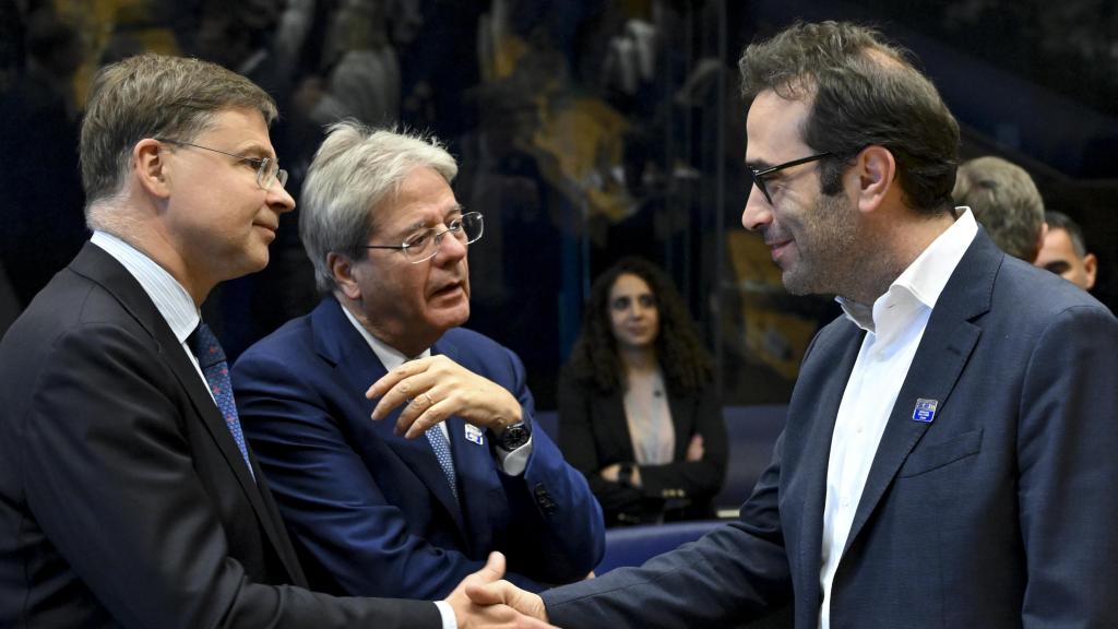 El ministro de Economía, Carlos Cuerpo, saluda a los comisarios Valdis Dombrovskis y Paolo Gentiloni durante el Eurogrupo de este jueves en Luxemburgo
