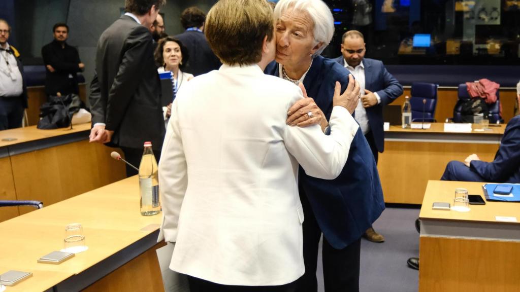 La directora del FMI, Kristalina Georgieva, saluda a la presidenta del BCE, Christine Lagarde, durante el Eurogrupo celebrado este jueves en Luxemburgo