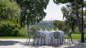 Una mesa de la terraza con las vistas panorámicas de Madrid.