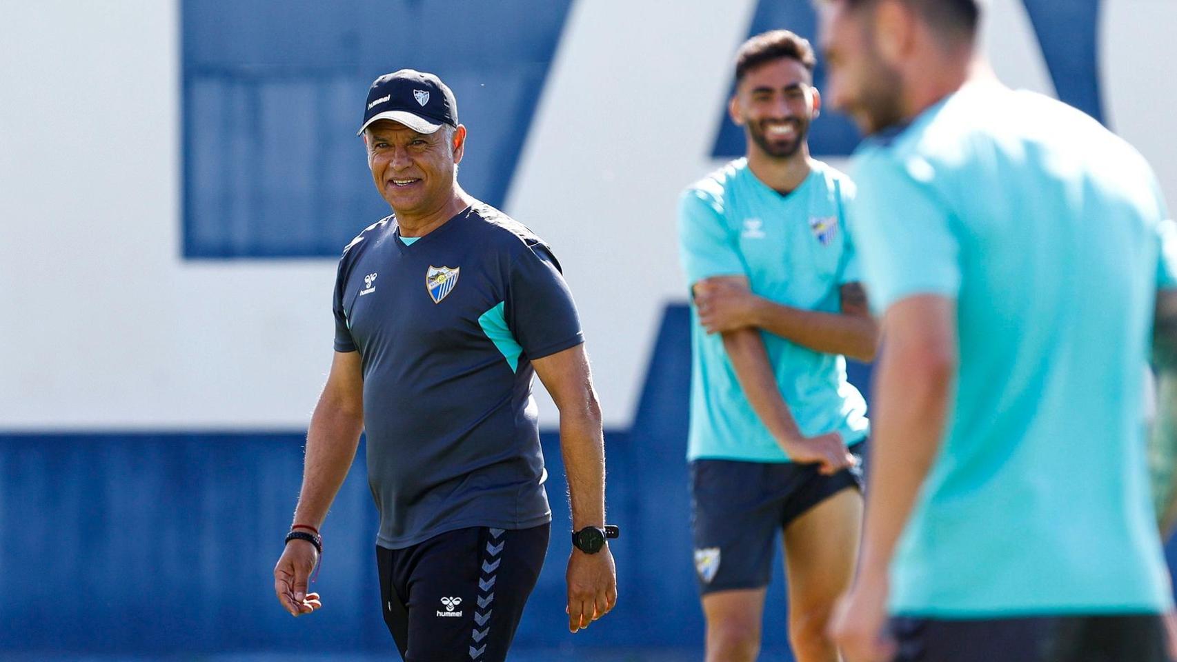 Sergio Pellicer dirige un entrenamiento del Málaga en La Rosaleda