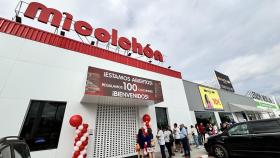 Muchas personas esperaban en el exterior la apertura de la tienda de Micolchón en Granada.