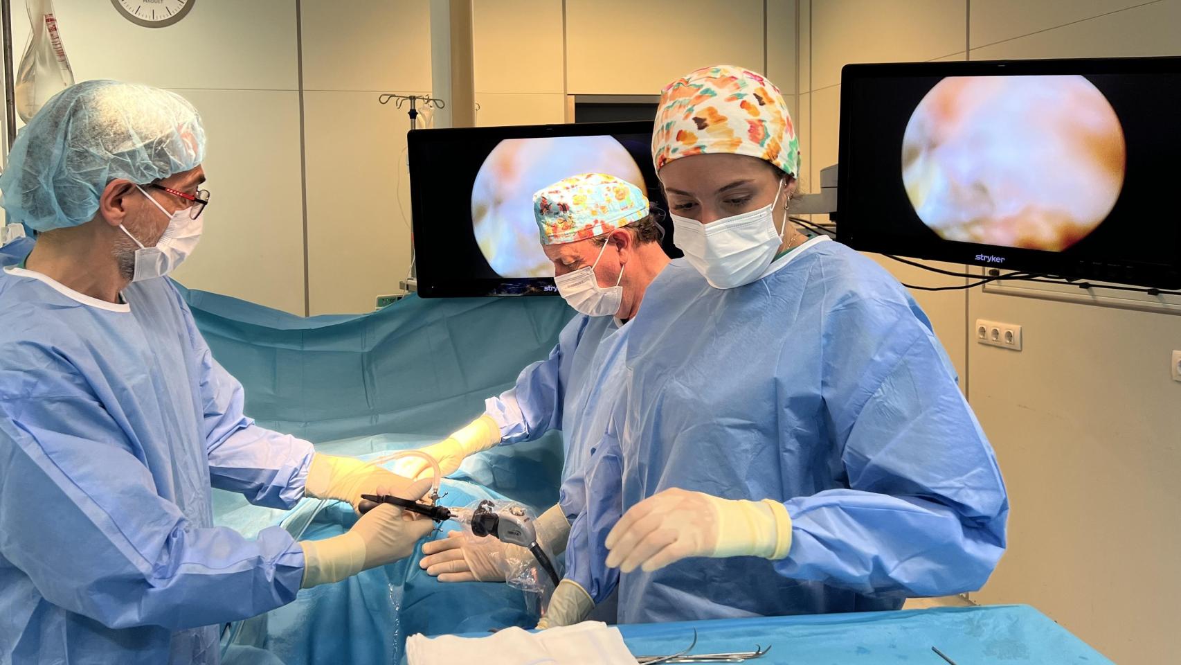 El Dr. Antonio González durante una intervención realizada en el Hospital Internacional HM Santa Elena.