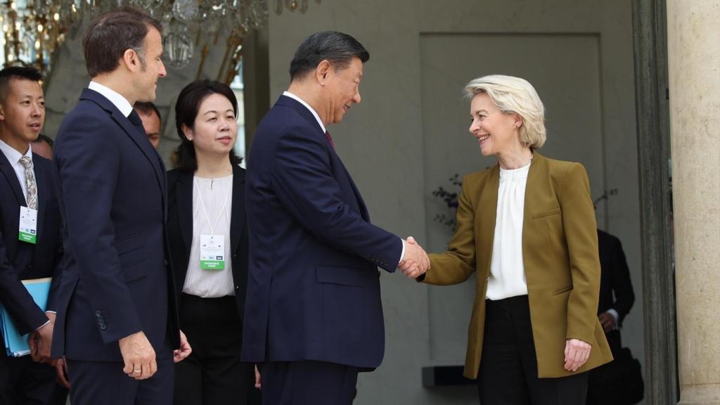 El presidente francés, Emmanuel Macron, la presidenta de la Comisión Europea, Ursula von der Leyen, y el presidente chino, Xi Jinping.