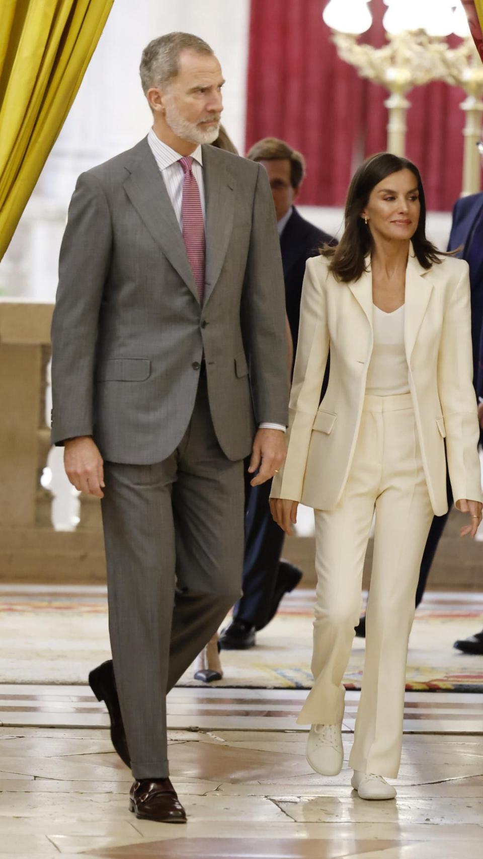 Letizia, con traje de Victoria Beckham, junto a Felipe VI.