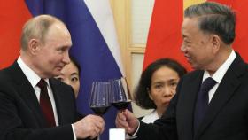 Vladímir Putin brinda con el presidente de Vietnam, To Lam, durante su visita a Hanói este jueves.